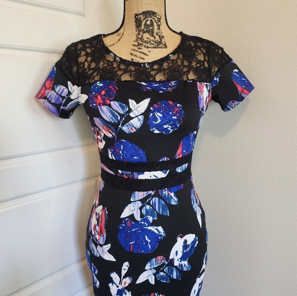 Belle Sky Floral and Lace Dress size XS - Picture 9 of 12